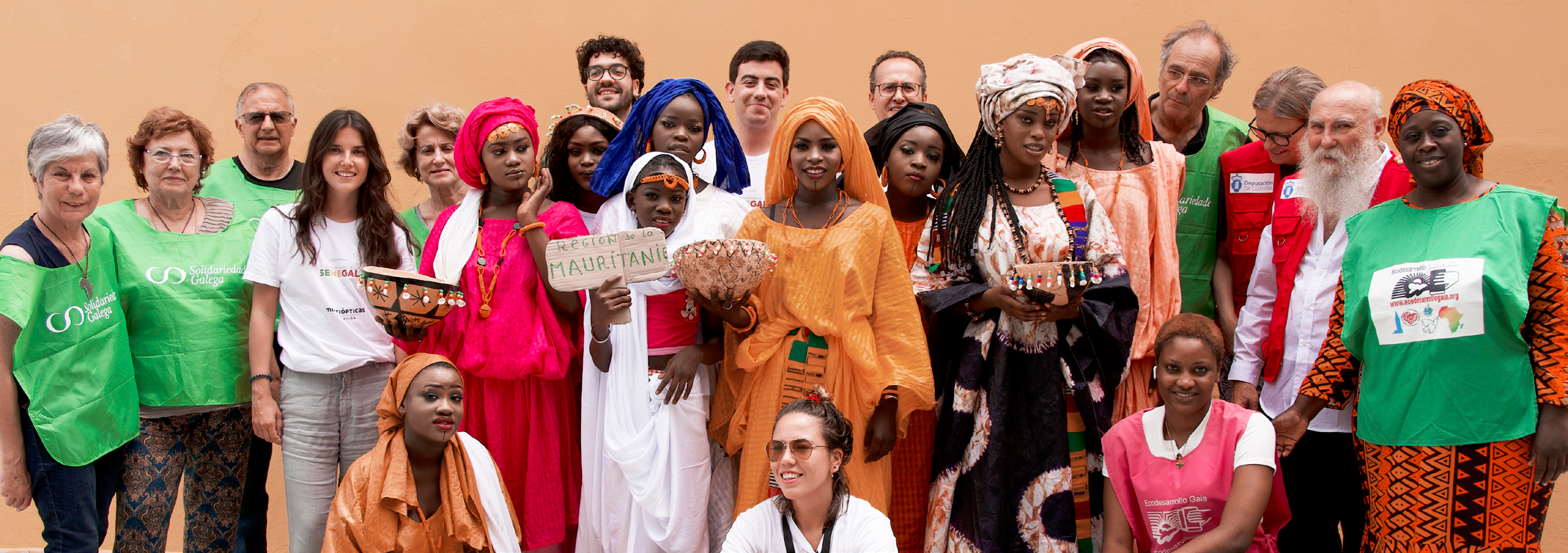 Fotografía de un grupo de personas de Senegal con voluntarios de Muiltiópticas